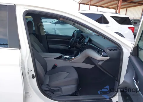 2021 Toyota Camry Le Hybrid z USA, uszkodzony, nr VIN 4T1C31AK3MU560440